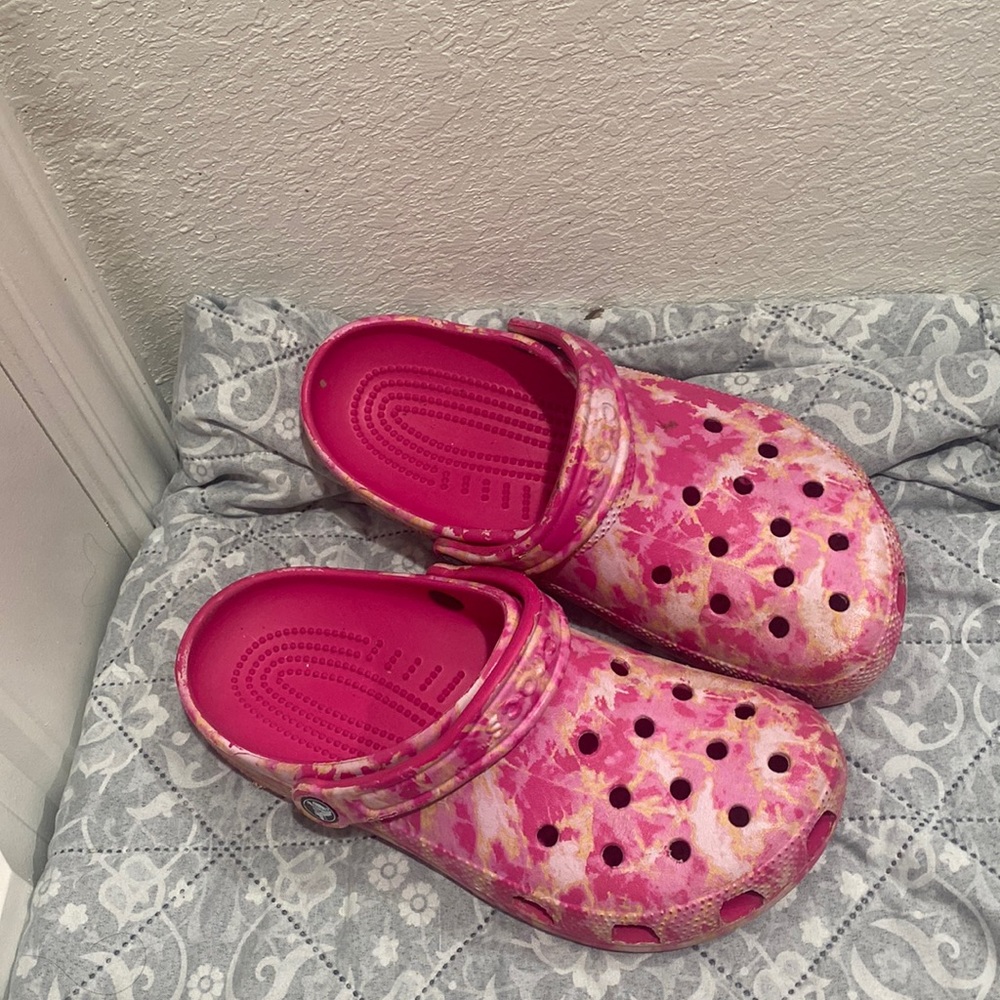 Crocs candy pink